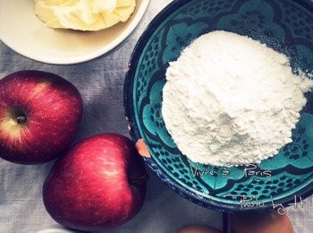 step3: 3- 將蘋果切成適合的大小(一般我是切片狀)，將其呈扇形排列於模具當中（或者隨意鋪滿模具即可）。