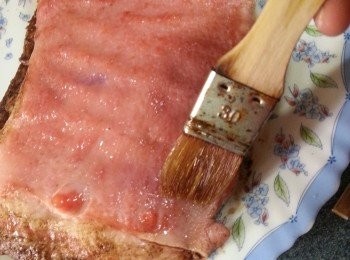 step8: 將豬皮掃上一層薄油