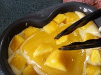 step16: 再於流心泥中間舖上芒果肉(作用是不會令mousse下陷)
