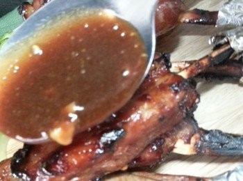 step7: 將汁料淋上豬寸骨上即可