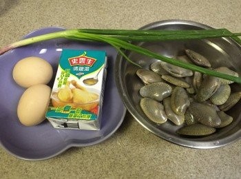 step1: 花甲先用鹽水或50度溫水浸1小時至吐沙，由於連殼蒸，也可用刷子清洗花甲殼，浸花甲期間可以換水1-2次，完成吐沙後, 瀝乾備用