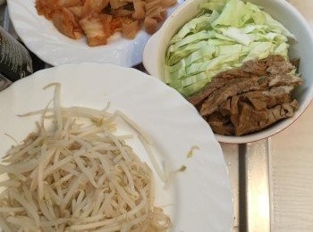 step5: 餡料做法：

大火滾水放鹽灼熟芽菜；椰菜、甘筍切絲，加調味分開炒香(不要太軟腍)