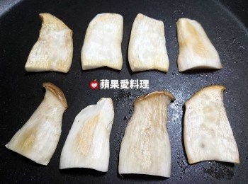 step4: 待底部呈金黃色時，翻面續煎。