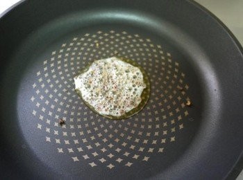 step2: 熱鍋倒入少許的苦茶油，將花椒粒下鍋爆香，撈起花椒粒，油備用