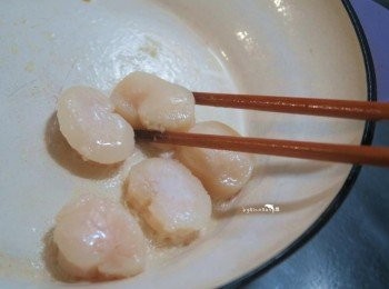 step2: 干貝下鍋煎至兩面金黃