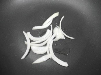 step5: 在平底鍋中倒入些許的油~並將洋蔥爆香!!