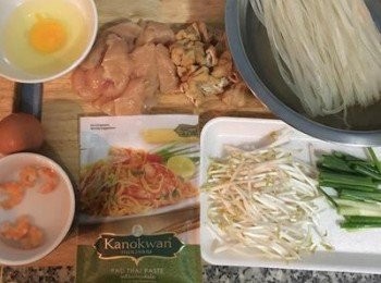 step1: 雞肉切小塊用醃料略抓後備用，小炸豆腐對切成小塊，乾蝦米冷水略泡軟。蔥切段，豆芽摘除尾端長鬚的部位，腰果略敲碎，小辣椒斜切。