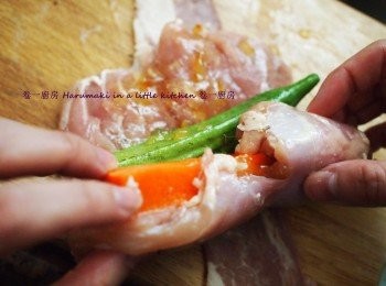 step2: 取出無骨雞平放, 塗上柚子蜜; 再放上秋葵,甘筍, 用煙肉片捲起,