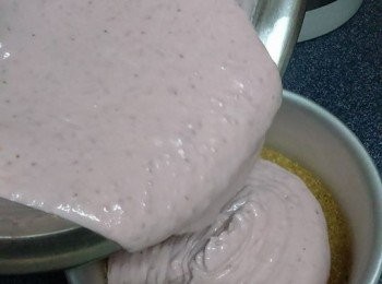 step11: 将拌好的士多啤梨芝士糊倒入蛋糕模中。
 装好后，輕輕晃動一下托盤，使裏面的芝士糊平坦,移入雪櫃冷藏40分鐘。