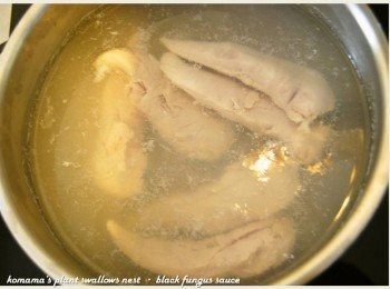 step2: 先將雞肉入鍋煮至燙透，瀝乾水分後撈出，放涼備用。