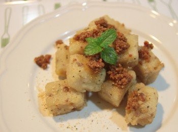 step12: 剛做好的熱熱吃就很好吃，冷藏3天內可以隨時間來吃，不過一次做一大鍋，我會會先切塊放涼，再分裝冷凍，要食用的時候，稍微微波一下，再裹粉酥炸，也非常好吃也令有風味喔