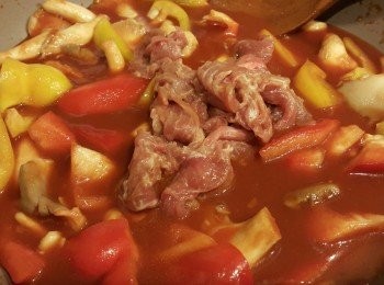 step6: 加入肉片，秀珍菇，之後燈籠椒，落少少鹽，用生粉水打芡