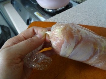 step3: 捲成卷狀，將保鮮紙兩邊捲實，收緊成牛奶糖狀, 再包上錫紙。