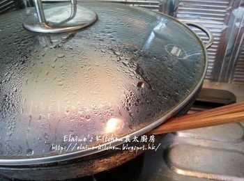 step3: 放入鑊中先用大火蒸2分鐘 , 再將鑊蓋留縫隙 , 轉慢火再蒸25分鐘