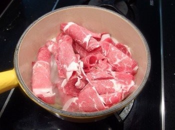 step2: 加入牛肉片下鍋拌炒。