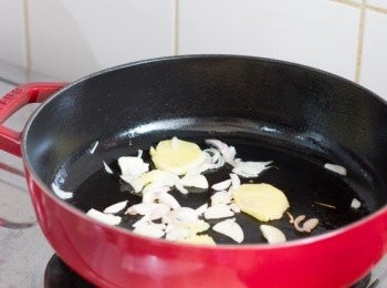 step5: 中大火燒熱鍋子，下點油，油熱後下紅蔥頭﹑蒜及薑炒約 2 分鐘至有香味，保持兜炒避免焦掉