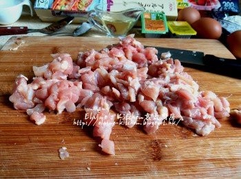 step1: 雞脾肉去皮 , 將雞肉切粒再剁成蓉放入大碗內