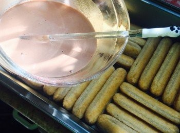 step2: 朱古力粉用100毫升熱水沖泡成朱古力漿，可按喜好再加入1茶匙Khalua咖啡酒，加鹽提味，均匀淋在Lady fingers上。