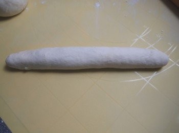 step5: 將麵團稍稍搓長