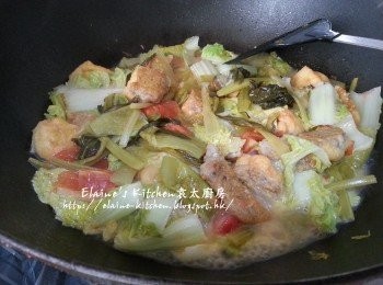 step8: 最後加入旺菜 , <span class="group_2">調味料</span>拌勻蓋上蓋繼續用慢火煮10分鐘 , 上碟後放上芹菜葉裝飾即可