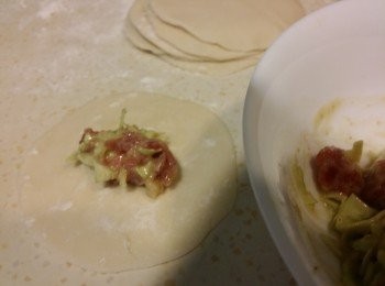 step3: 將麵糰壓成圓形薄皮，中間加入餡料。