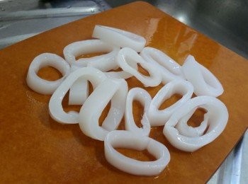 step2: 切成1cm圈，徹底清洗圈內黏物，抹乾