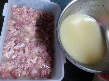 step13: 取出盒，揭起硬物和保鮮紙，查看肉已八成凝固表面還有水許黏就可直接倒入部驟11淨餘的豬手湯，蓋上盒蓋雪1晚即可