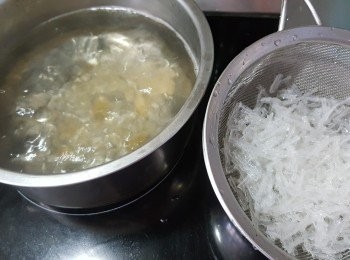 step2: 將1400g水煮滾,加入130g冰糖,加入浸軟隔去水份的大菜絲,將冰糖及大菜煮溶