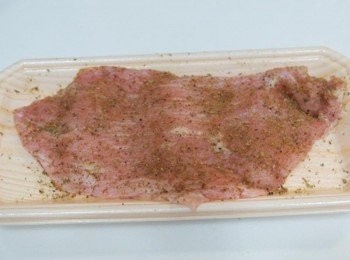 step1: 將松阪豬兩面撒上少許的孜然粉及鹽備用!