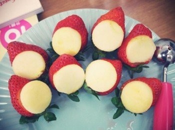step7: 接著將泡鹽水的蘋果球擦乾水分然後裝在草莓洞上!! 輕輕壓就好~~太用力草莓會破掉!!
