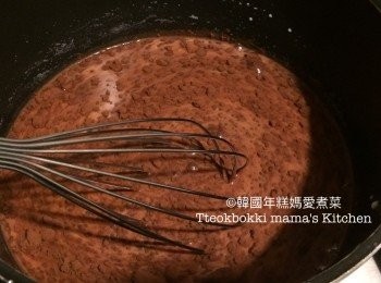 step3: 開細火，把牛奶、可可粉和糖煮溶，加入浸軟的魚膠片拌匀至溶掉，待用。