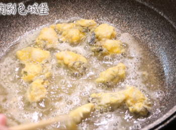step7: 再將牡蠣放入油鍋中，炸至表面上色。