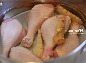 step2: 雞腿洗淨放入可淹過所有雞腿的冷水鍋中，加入3片薑，用大火煮至滾，撈起雞腿洗去表面雜質，加入鋪有中藥材的湯鍋中。