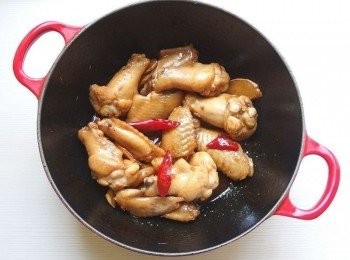 step4: 倒入味霖及醬油煮上色,再加入米酒煮至酒精揮發,撒上一些黑胡椒粉,當醬汁稍微收乾時加入九層塔拌炒一下即可熄火。