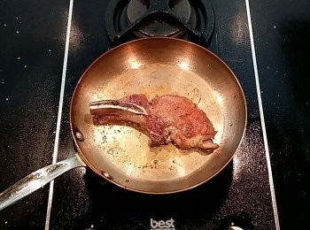 step6: 可將靠近帶骨的部位煎上色,口感會外酥內軟多汁喔!起鍋後靜置5-8分鐘再享用,讓肉汁鎖住更加美味。好吃的伊比利豬,不需過多調味,吃"原味"就能知道為何被譽為「豬肉界勞斯萊斯」的原故了!