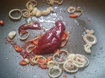 step4: 易潔鍋下油1湯匙，下乾蔥、辣椒炒香後，加入韓式辣醬爆香