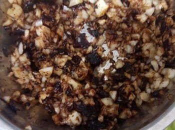 step4: 把鑊燒紅後下油，待鑊和油再次燒紅後下蒜蓉豆豉爆香。