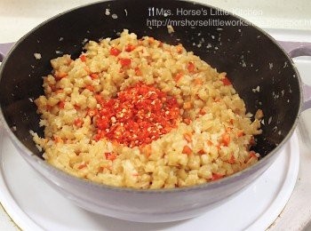 step6: 放入紅尖椒粒拌勻，再放入指天椒粒。