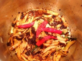 step5: 洋蔥炒至透明狀時,加入麻辣鍋底醬炒出香氣。
