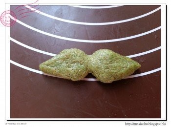 step7: 然後把切割位置向兩邊拉成最下圖的形狀。完成後放在已滾圓的南瓜麵團上。