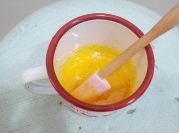 step9: 把蛋黃和砂糖攪拌均勻!!