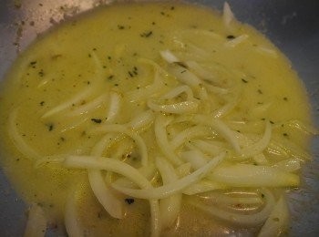 step4: *爆炒洋蔥，綠咖哩粉。*加水，茄子，番茄。小火煮10分。