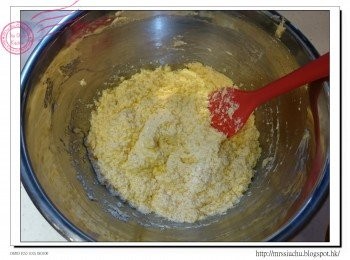 step4: 分3次逐少加入蛋液, 打勻。