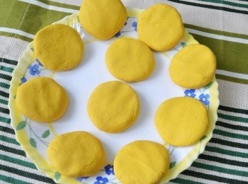 step3: 每個約50g，揉成圓形在壓平。