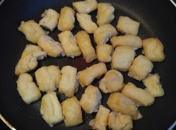 step5: 平底鍋中燒熱油,放入釀豆卜煎班金黃色盛起待用。