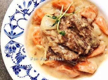 step6: 貼士：
1. 這個牛肋條其實都可以用普通的電飯鍋去炆，無須睇火，將步驟2的材料全部放入普通電飯鍋，炆1小時，保溫30-45分鐘，牛肋條自然軟腍。但高速鍋的好處是快只需30分鐘就得。
2. 甘荀可於做咖哩芡汁醬前，用微波爐叮熟或蒸熟，因高速鍋於煮食中途不便放入其他材料，一同煮又會太爛。所以如用明火或普通電飯鍋炆的話，甘荀可以於中途放入同煮，最後與牛肋條分開回鍋即可。