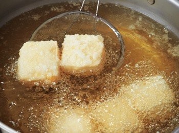 step5: 將4的豆腐盛入器皿，附上兩種顏色的蘿蔔泥，並淋上熱淋醬。