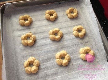 step3: 放入曲奇造型槍 /  唧花袋，做成喜歡既形狀，放入雪櫃15分鐘