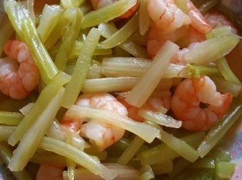 step3: 再放油,鹽去炒海蝦肉至九成熟再來加醬油,放回西芹一起炒熟即可上碟