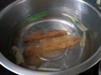 step3: 用滾水落薑片及蔥.花膠,待水滾後熄火焗至花膠發大,約3-4小時